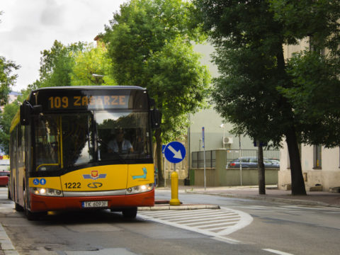 Autobus linii numer 109 jadący ulicą Paderewskiego, przy skrzyżowaniu ze Złotą